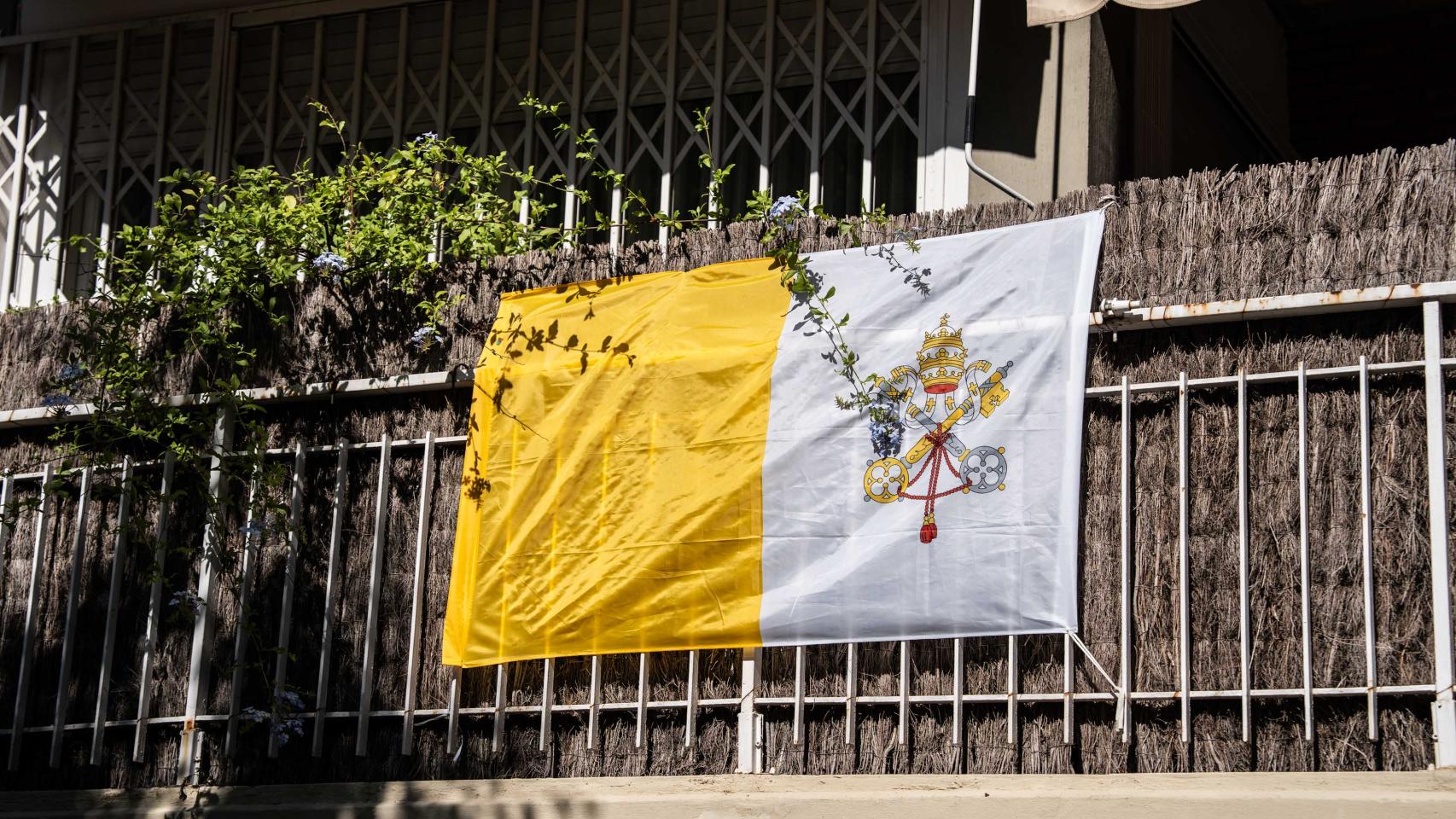 Una bandera del Vaticano colgada en la valla de un domicilio de la zona alta de Barcelona