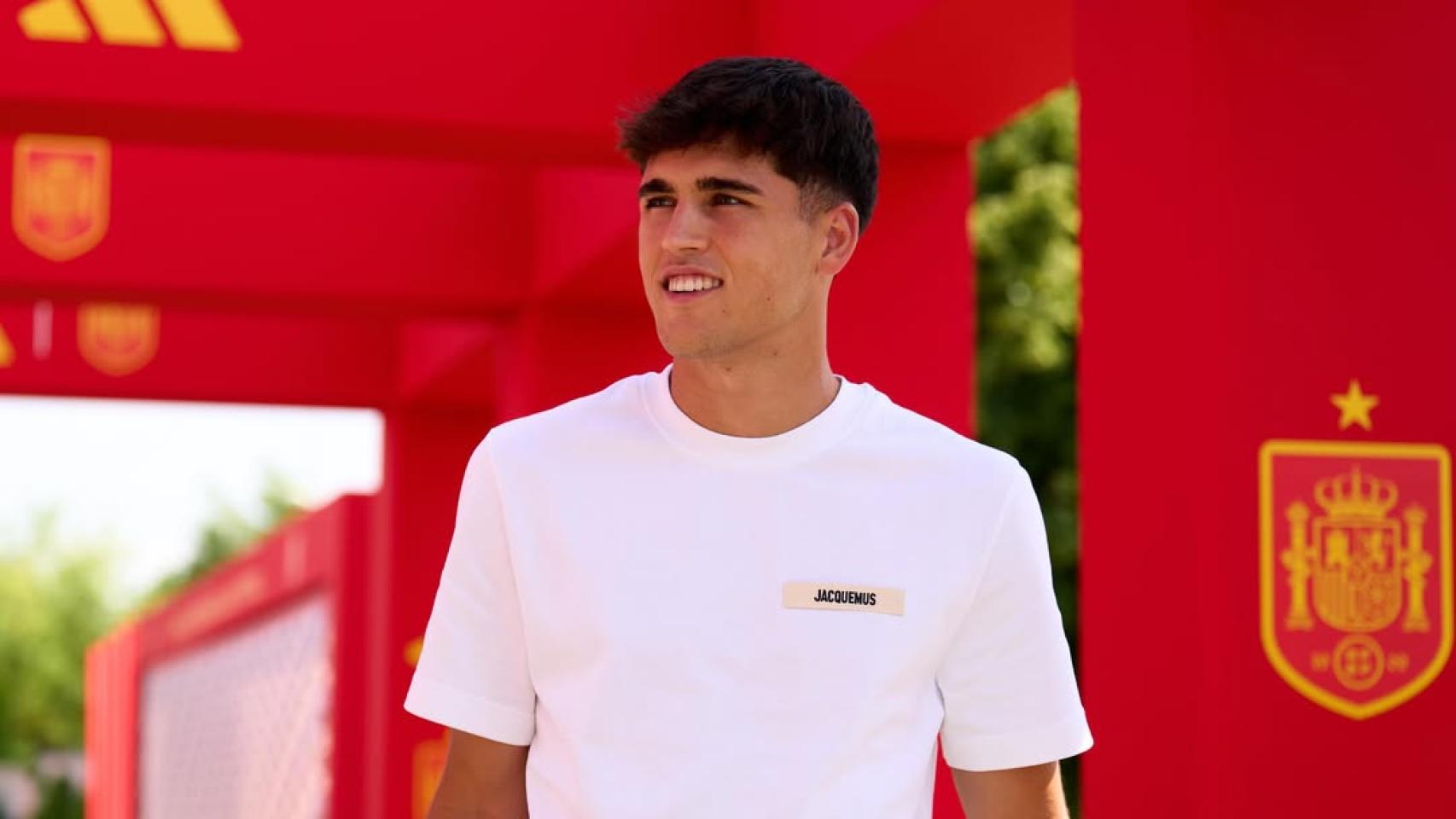 Pau Cubarsí llega a la concentración de la selección española