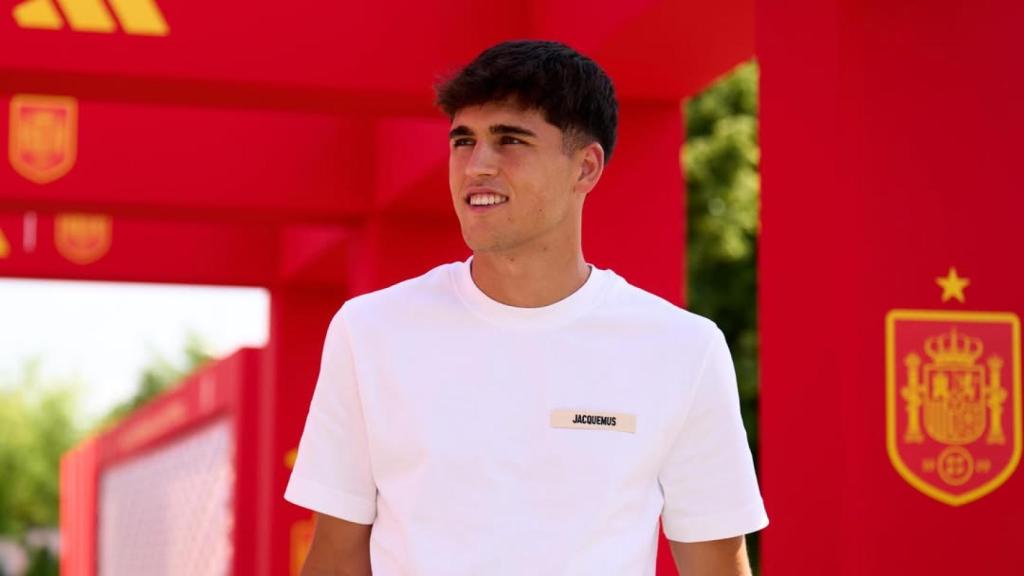 Pau Cubarsí llega a la concentración de la selección española