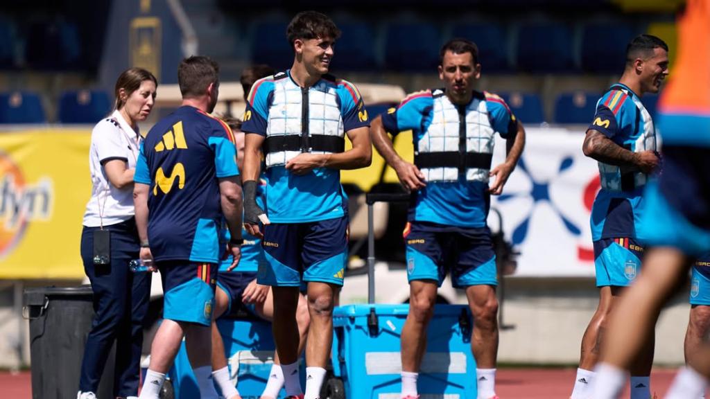 Pau Cubarsí amb Oyarzabal en un entrenament de la selecció espanyola