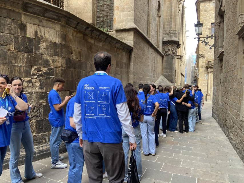 Cola de voluntarios esperando para entrar a la catedral, donde el Papa se reunirá con ellos para agradecerles su vocación