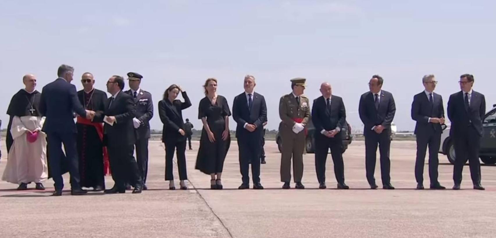 Las autoridades que han recibido al Papa en el Aeropuerto de Barcelona