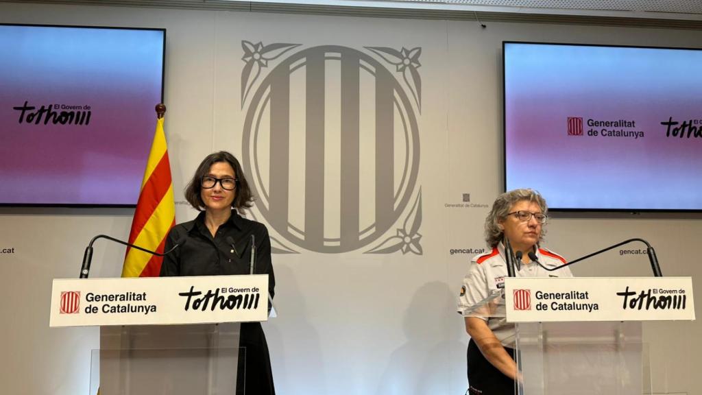 Núria Parlon, 'consellera' de Interior, e Imma Solé, subdirectora general de Coordinación y Gestión de Emergencias de Protección Civil, en una rueda de prensa en el Departamento de Interior