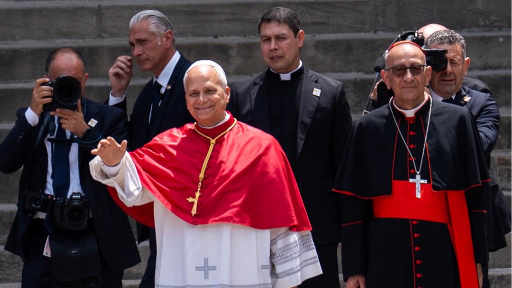 El Papa León XIV, junto al cardenal Juan José Omella, a su llegada a la Catedral de Barcelona, este martes