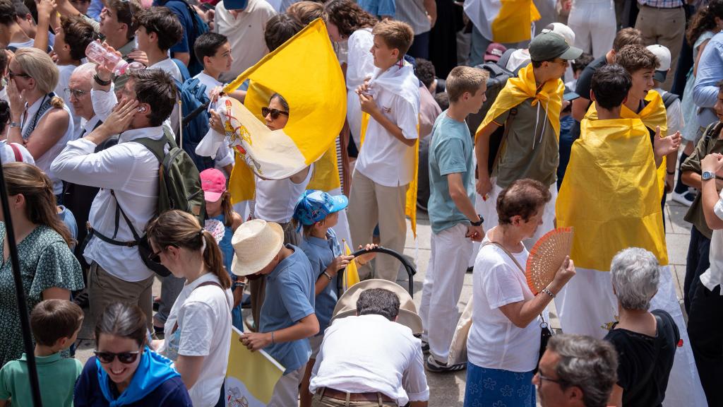 Centenares de personas, atraviadas con banderas del Vaticano, esperan la llegada del Papa a su primer acto oficial en Barcelona