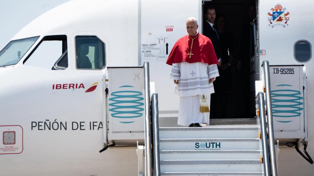 El papa León XIV saliendo del avión de Iberia en el aeropuerto de Barcelona este martes
