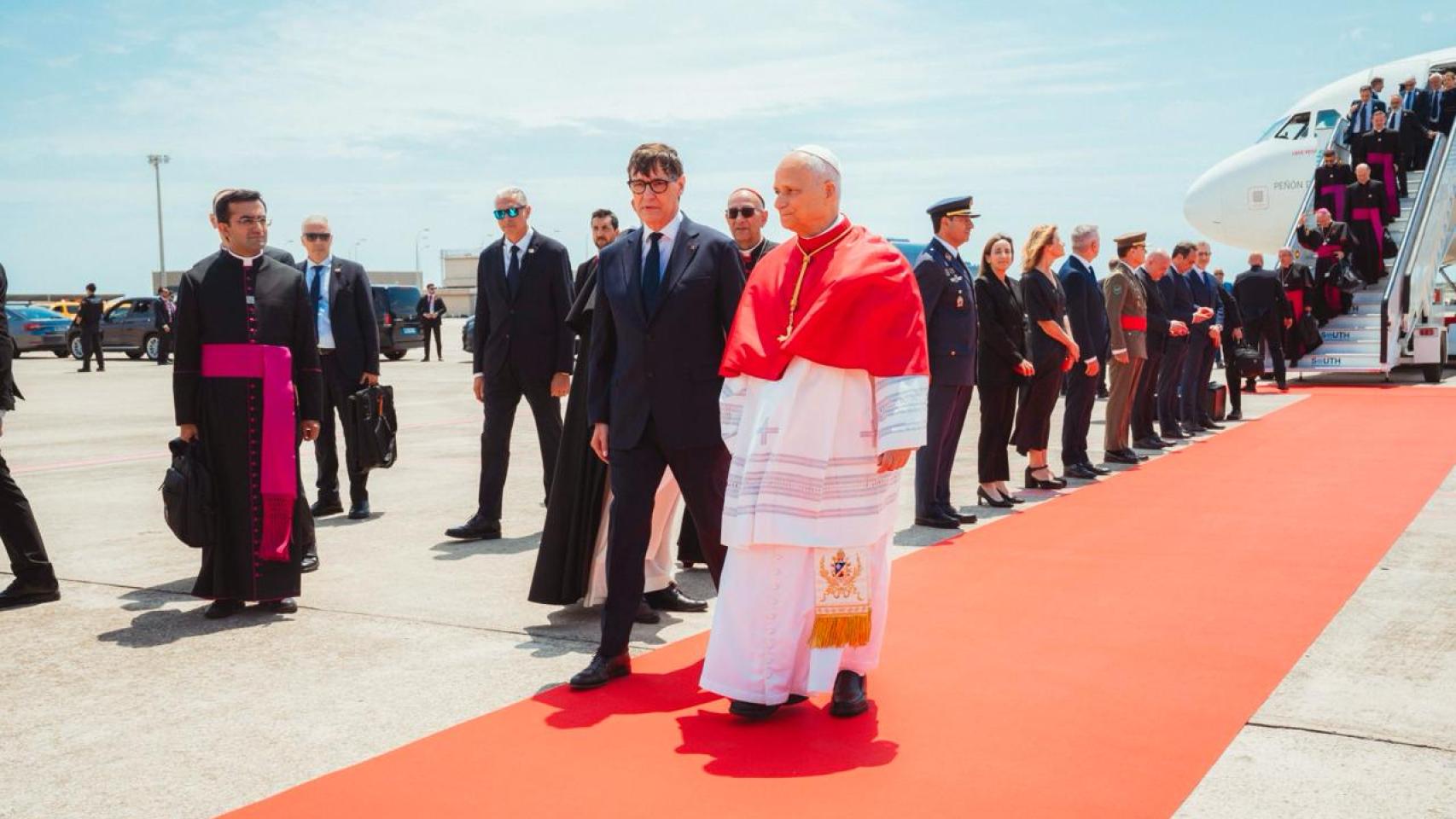 Salvador Illa, presidente de la Generalitat, recibe a pie de pista en el Aeropuerto Josep Tarradellas Barcelona - El Prat al Papa León XIV en su visita a Cataluña el 9 de junio de 2026