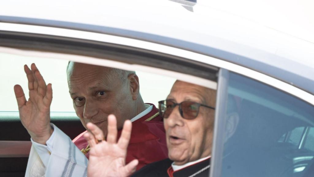 El papa León XIV y el cardenal Omella en el coche que los ha llevado desde el aeropuerto de Barcelona hasta la Catedral