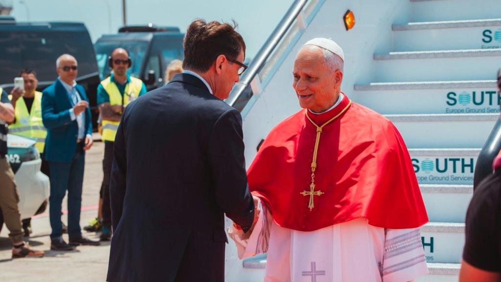 Salvador Illa, president de la Generalitat, recibe al Papa León XIV a pie de pista en el Aeropuerto Josep Tarradellas Barcelona - El Prat el 9 de junio de 2026