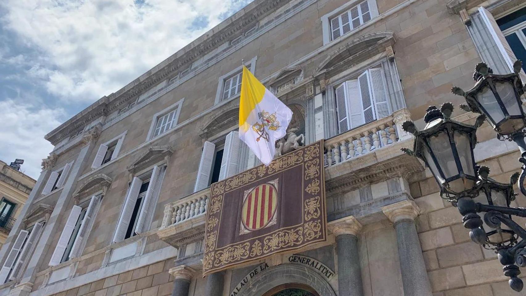 Bandera del Vaticano en el balcón del Palau de la Generalitat