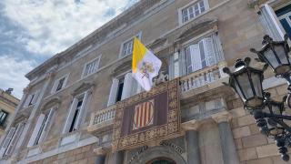 Bandera del Vaticano en el balcón del Palau de la Generalitat