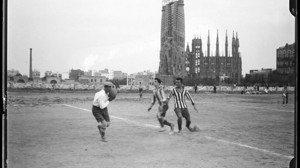 Partido entre el Barça y el Europa en el antiguo campo de la Sagrada Familia en 1917.