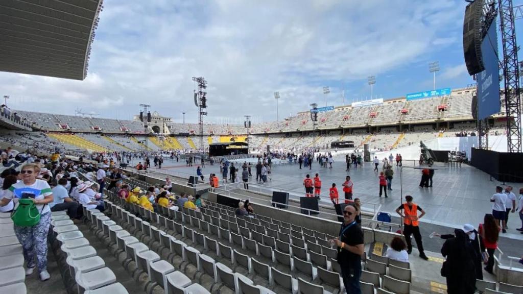 Espectadores del acto del Papa León XIV en el estadio Olímpico de Barcelona