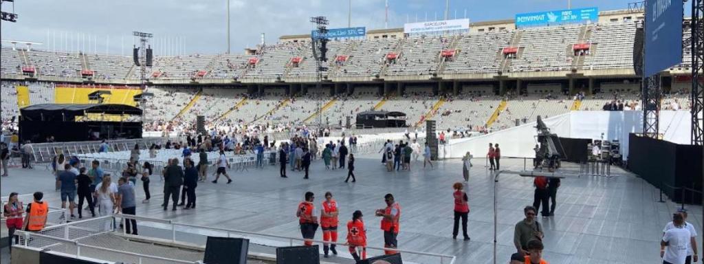 Espectadores del acto del Papa León XIV en el estadio Olímpico de Barcelona