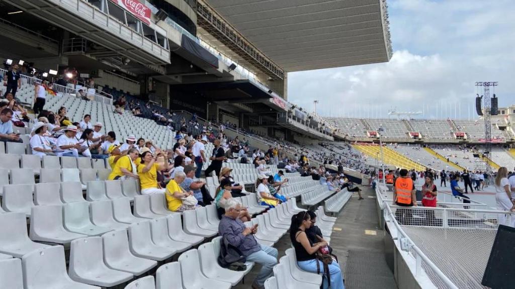 Espectadores del acto del Papa León XIV en el estadio Olímpico de Barcelona