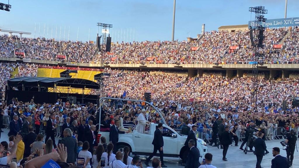 El Papa entra en el Estadi Olímpic Lluís Companys