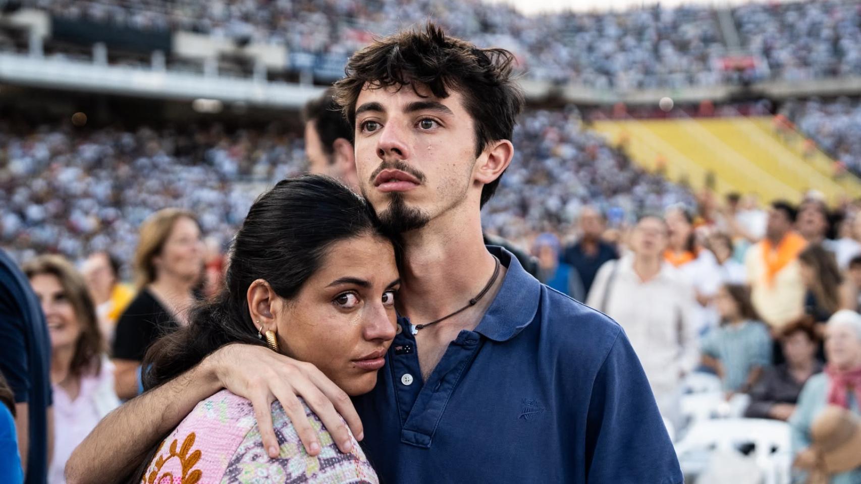 Dos fieles se emocionan con la llegada del Papa al Estadi Olímpic de Montjuïc