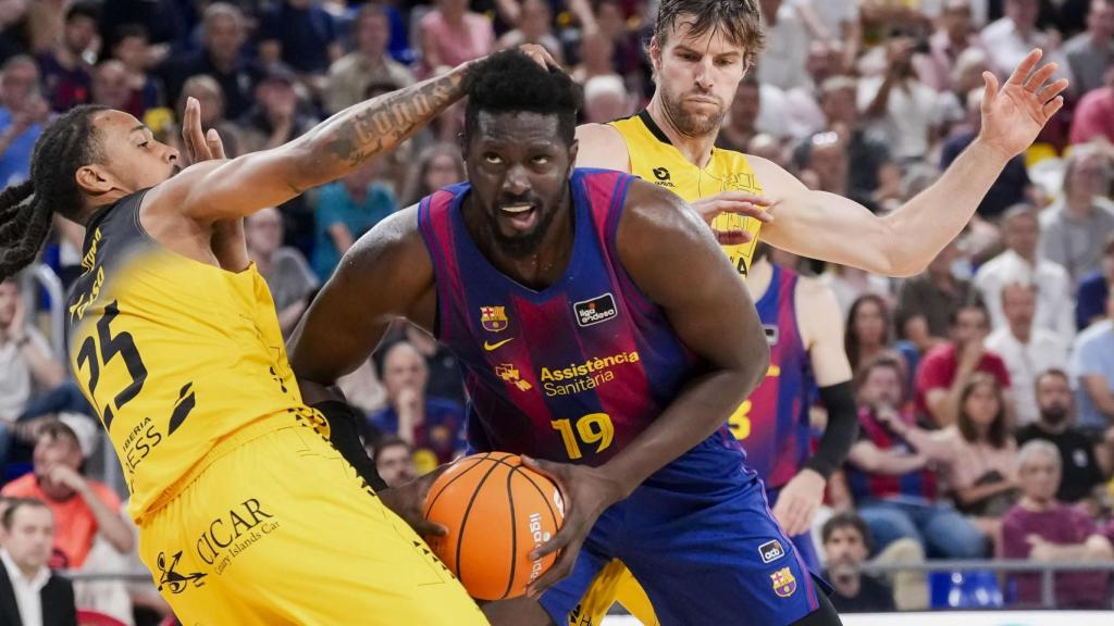 Youssoupha Fall protege el balón en el Barça de basket-La Laguna Tenerife