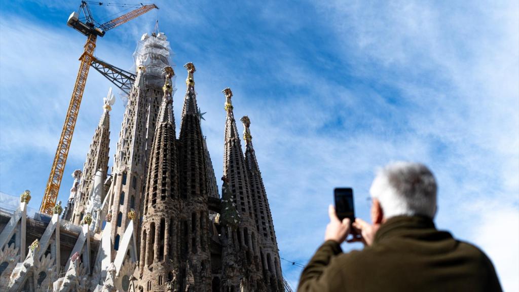 Vista de la colocación del brazo superior de la cruz de la torre de Jesucristo (archivo de febrero de 2026)