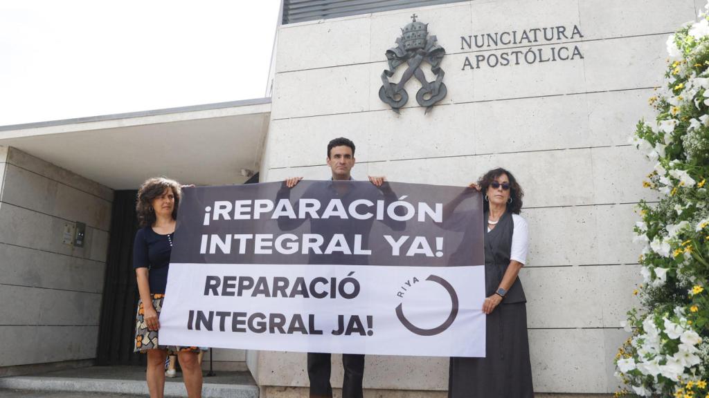 Miguel Hurtado davant la Nunciatura Apostòlica de Madrid