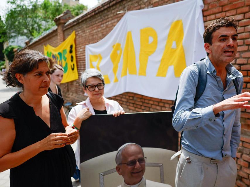 El primer denunciant del cas d'abusos de Montserrat i portaveu del moviment 'Reparació Integral Ja', Miguel Hurtado, durant una protesta a l'exterior de la Nunciatura Apostòlica
