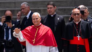 El Papa León XIV, junto al cardenal Juan José Omella, a su llegada a la Catedral de Barcelona, este martes