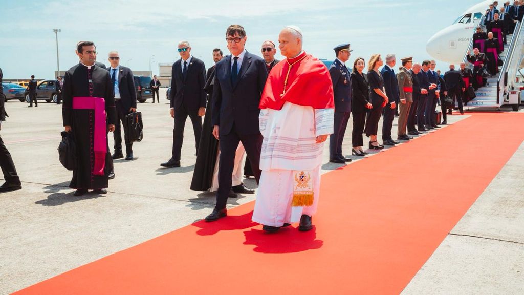Salvador Illa, presidente de la Generalitat, recibe a pie de pista en el Aeropuerto Josep Tarradellas Barcelona - El Prat al Papa León XIV en su visita a Cataluña el 9 de junio de 2026