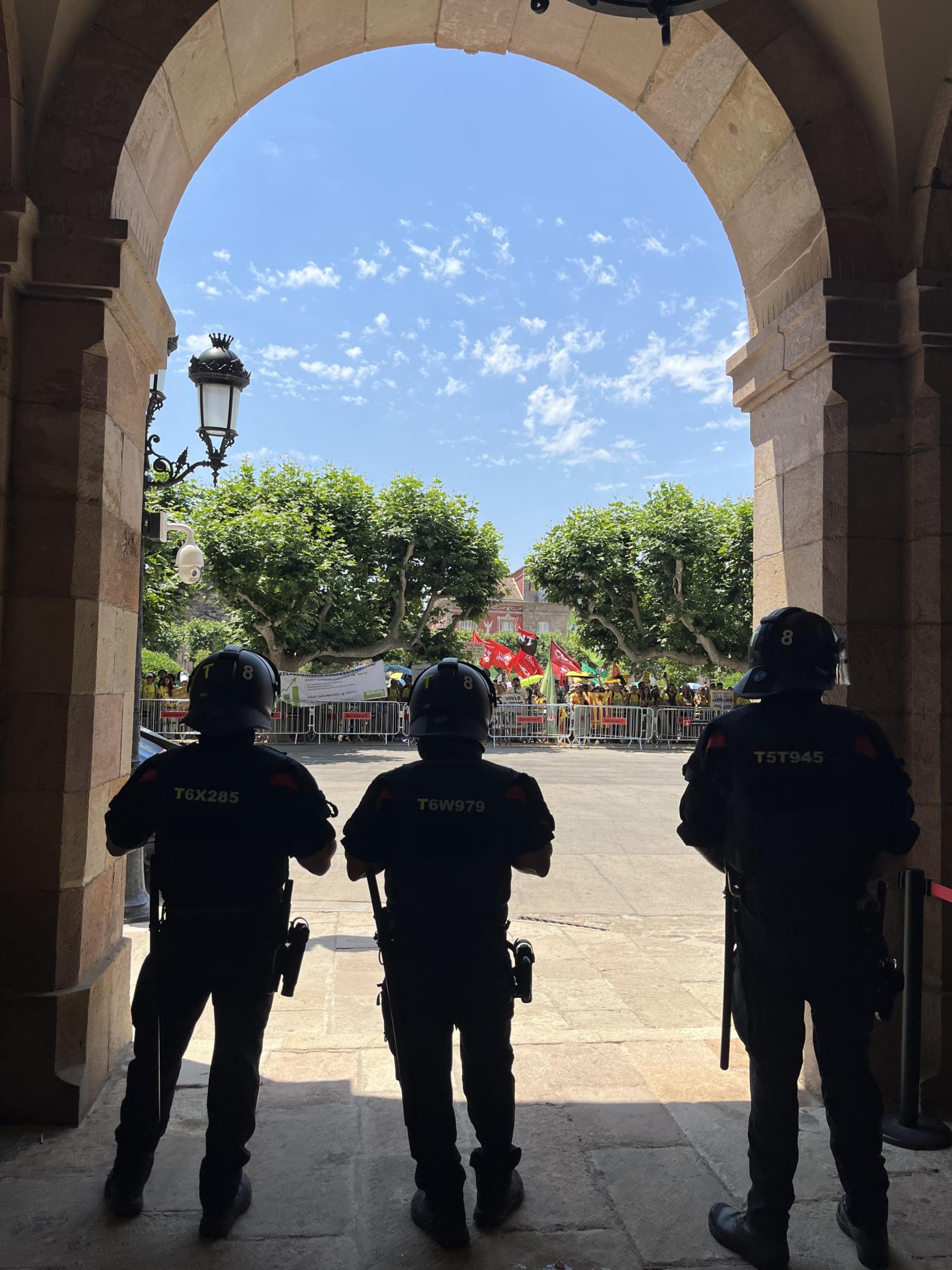 Mossos d'Esquadra darrere la tanca del Parlament