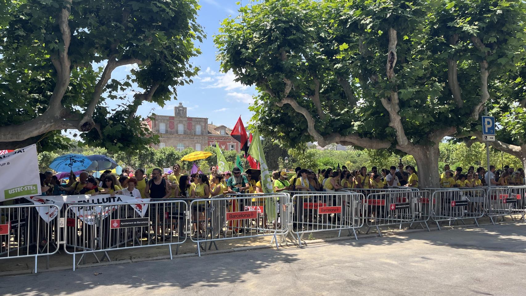 Docentes manifestantes a las puertas del Parlament