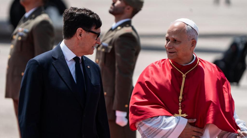 El president de la Generalitat, Salvador Illa, i el papa Lleó XIV a l'aeroport de Barcelona