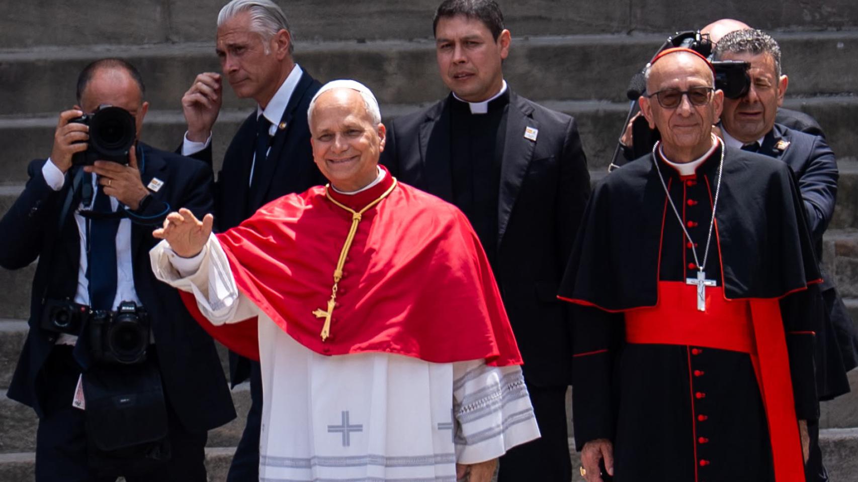 El Papa, acompañado por el arzobispo de Barcelona, Juan José Omella