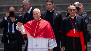 El Papa, acompañado por el arzobispo de Barcelona, Juan José Omella