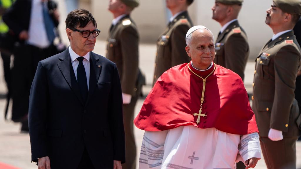 El president de la Generalitat Salvador Illa i el Papa Lleó XIV, a la pista de l'Aeroport Josep Tarradellas Barcelona - El Prat el 9 de juny de 2026