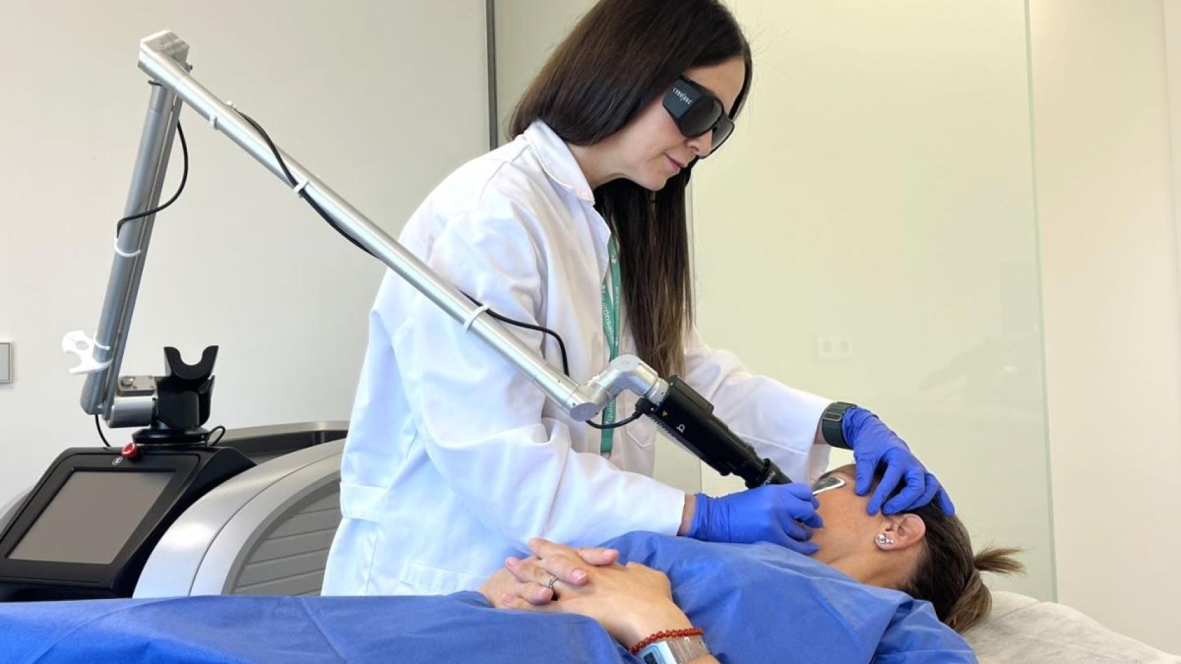 Una médico y una paciente de Quirónsalud