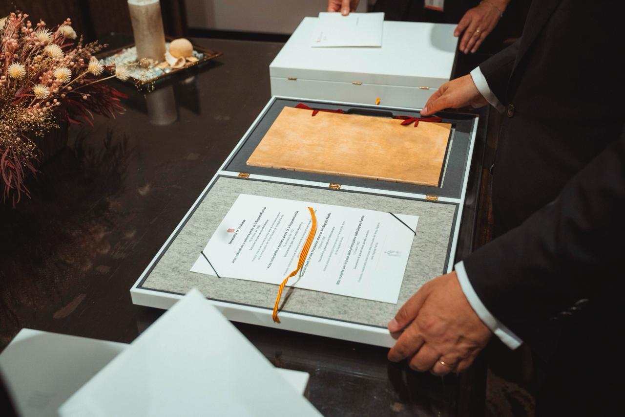 El president de la Generalitat, Salvador Illa, ha entregat una còpia de l'acta de col·locació de la primera pedra de la Sagrada Família i una reproducció de les 'Homilies d'Organyà' al Papa Lleó XIV en la seva visita a Barcelona el 9 de juny de 2026