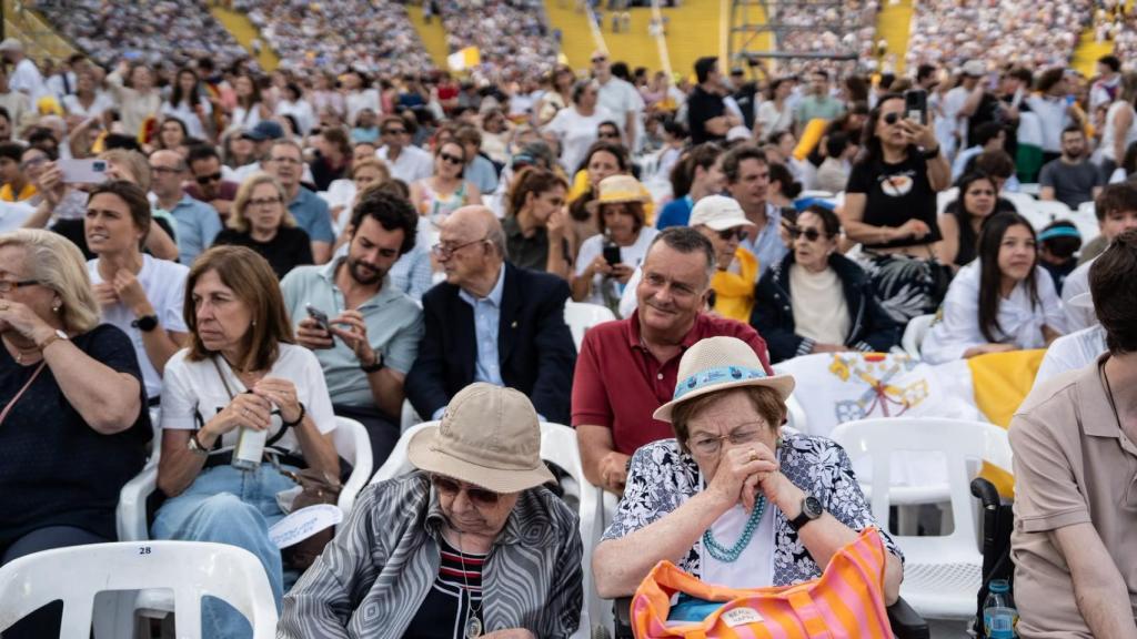 Fidels esperen l’arribada del Papa Lleó XIV a l’Estadi Olímpic