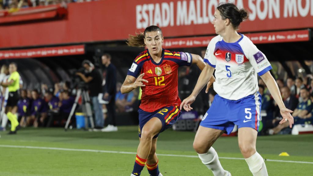 Patri Guijarro lluita per la pilota en el partit Anglaterra-Espanya
