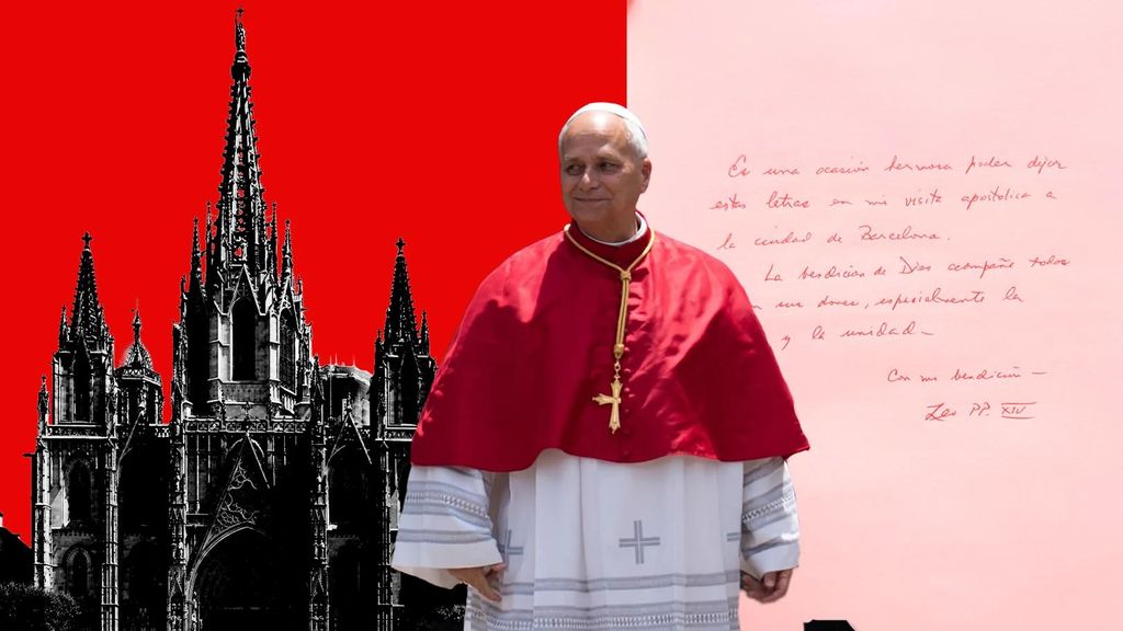 El papa León XIV y, de fondo, la Catedral de Barcelona y el mensaje en castellano que ha dejado en el libro de honor
