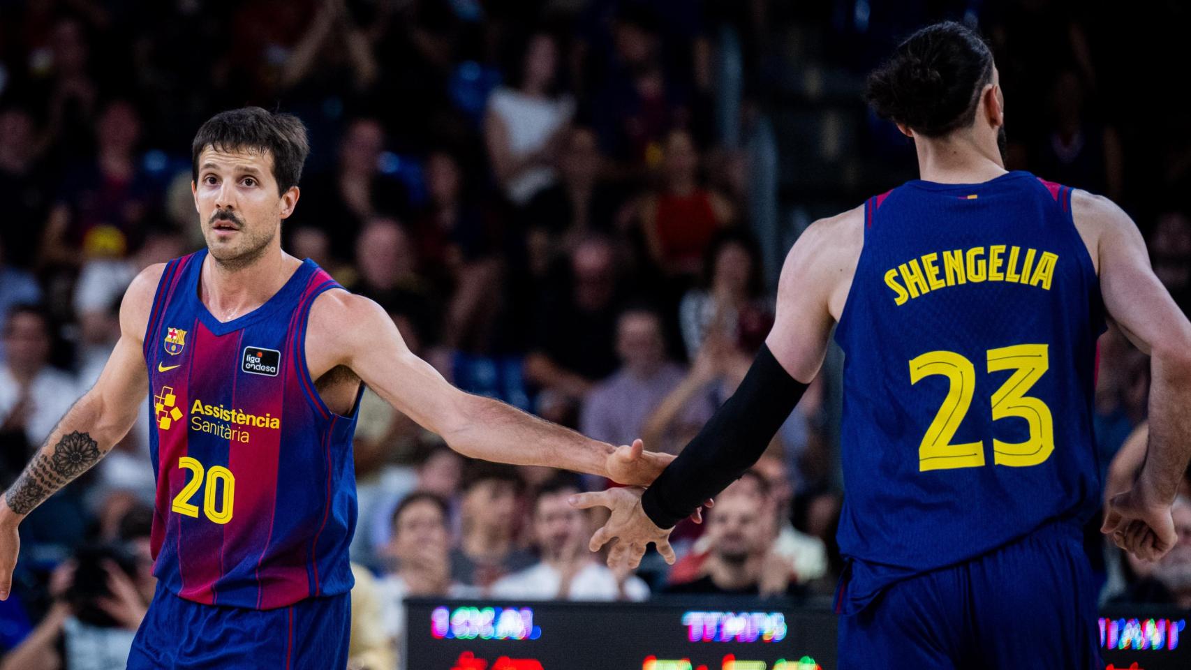 Nico Laprovittola y Toko Shengelia se felicitan por una canasta del Barça de basket contra La Laguna Tenerife