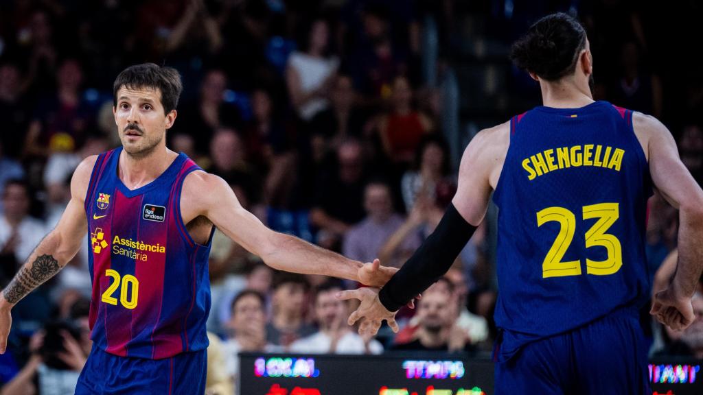Nico Laprovittola y Toko Shengelia se felicitan por una canasta del Barça de basket contra La Laguna Tenerife