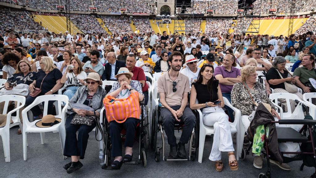 Milers de persones esperen el Papa Leó XIV a l'Estadi Olímpic de Barcelona