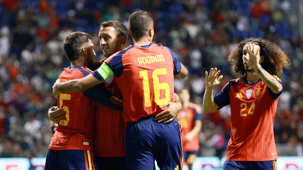 Mikel Oyarzabal celebra el primer gol d'Espanya davant el Perú