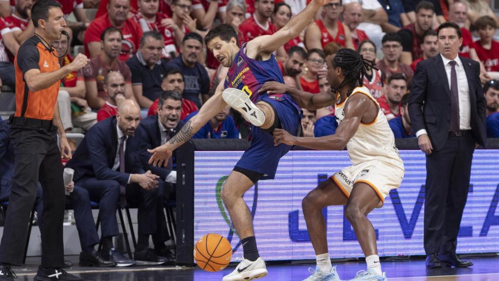 Nico Laprovittola lucha por un balón en el tercer partido entre Murica y Barça de basket