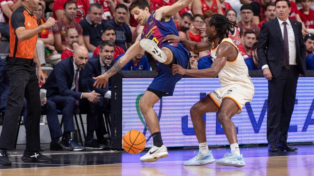 Nico Laprovittola lluita per una pilota en el tercer partit entre Múrcia i Barça de bàsquet