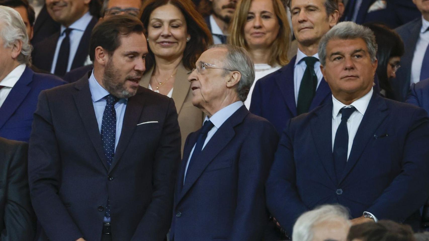 Óscar Puentes, Florentino Pérez y Joan Laporta, en el palco durante un clásico Real Madrid-Barça