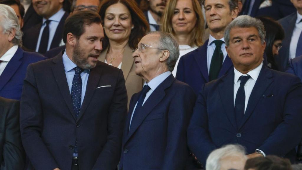 Óscar Puentes, Florentino Pérez y Joan Laporta, en el palco durante un clásico Real Madrid-Barça
