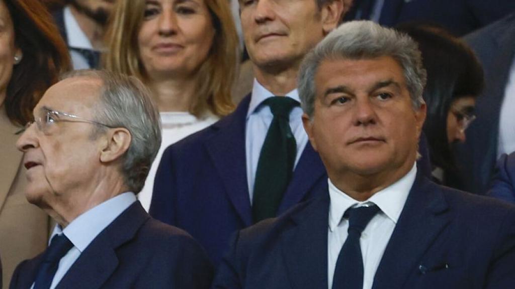 Óscar Puentes, Florentino Pérez y Joan Laporta, en el palco durante un clásico Real Madrid-Barça