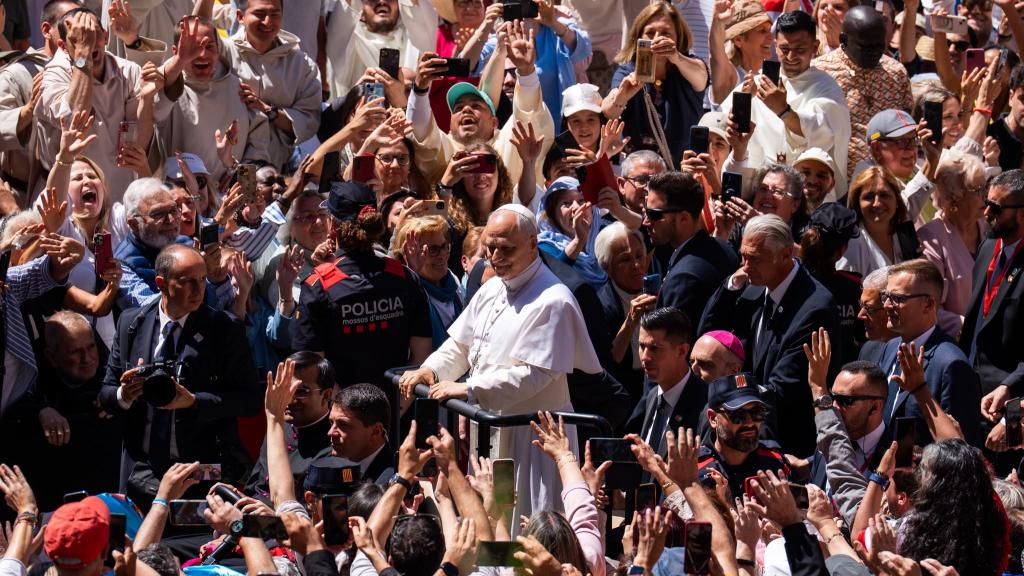 Cientos de fieles reciben al Papa en Montserrat