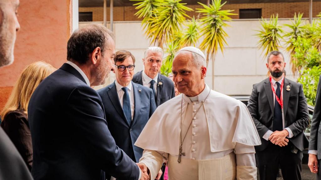El papa León XIV a su llegada a la cárcel de Brians 1, saludando a Ramon Espadaler