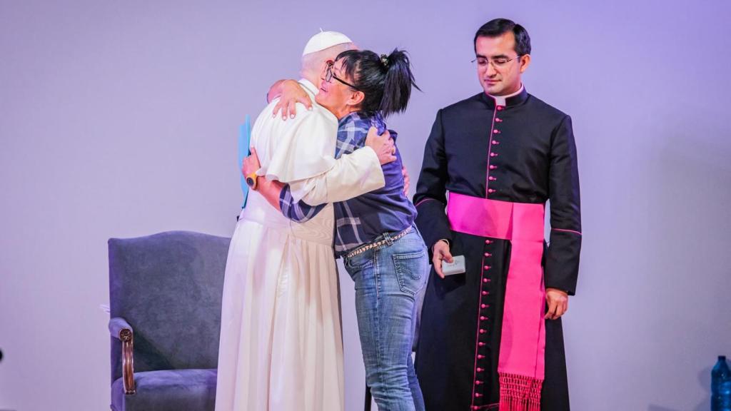 Una de las mujeres reclusas abraza a León XIV